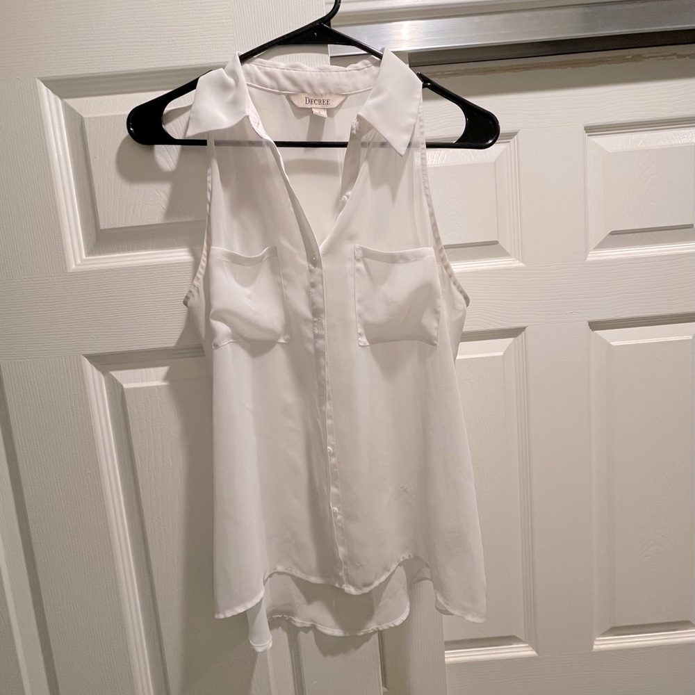 Lightweight sleeveless button up, size small.